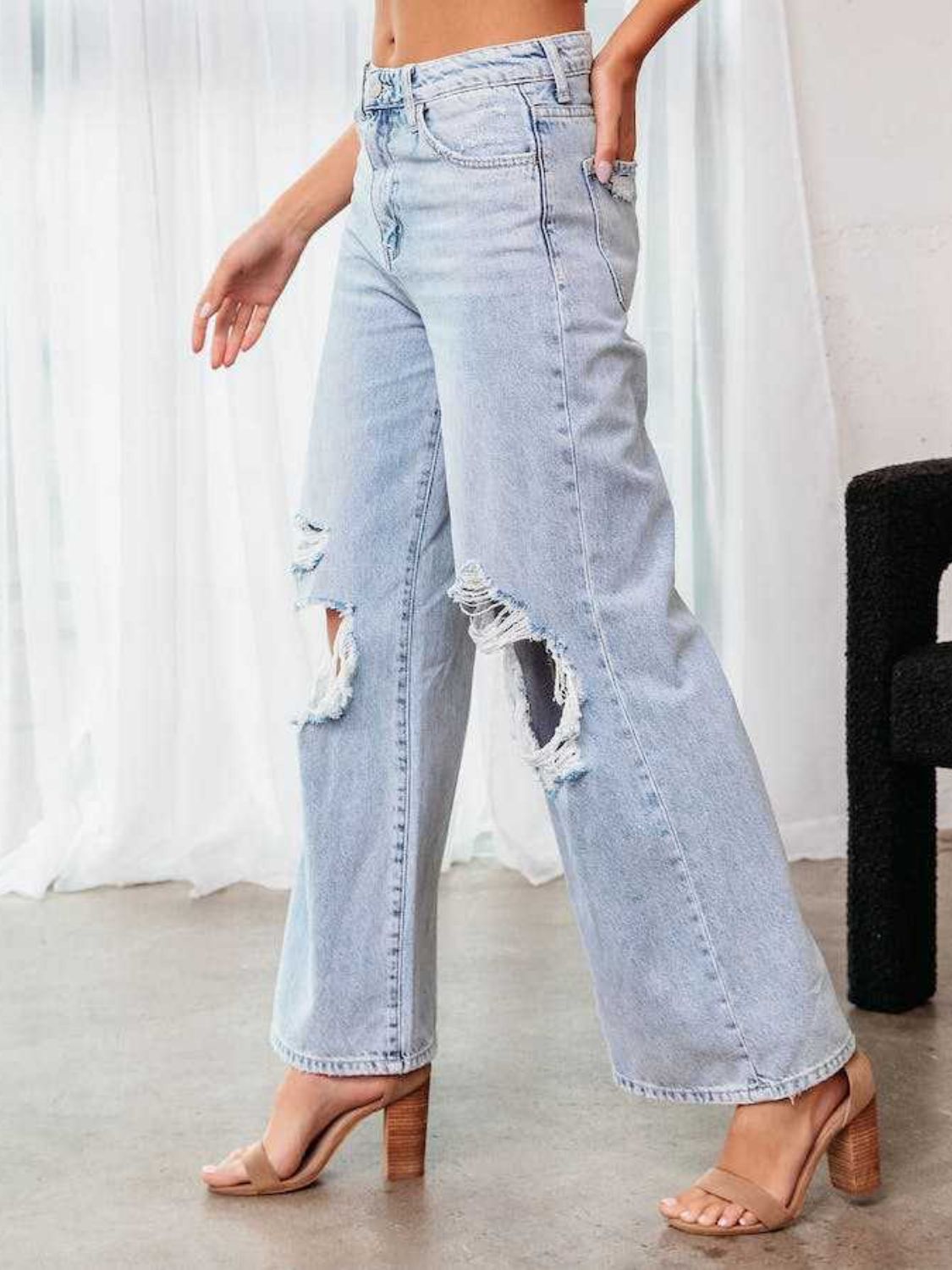 Distressed Wide Leg Jeans with Pockets