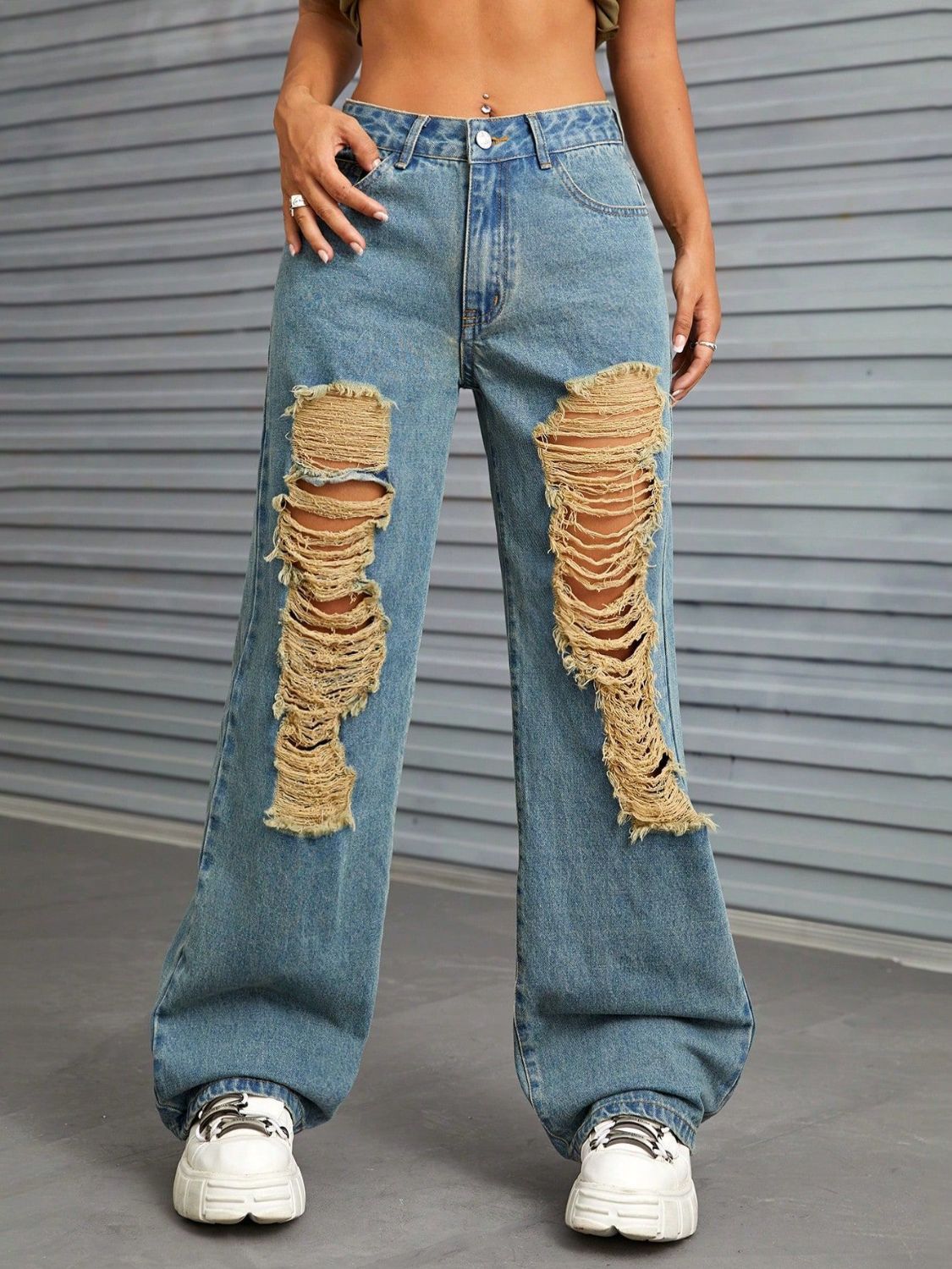 Distressed Wide Leg Jeans with Pockets Medium