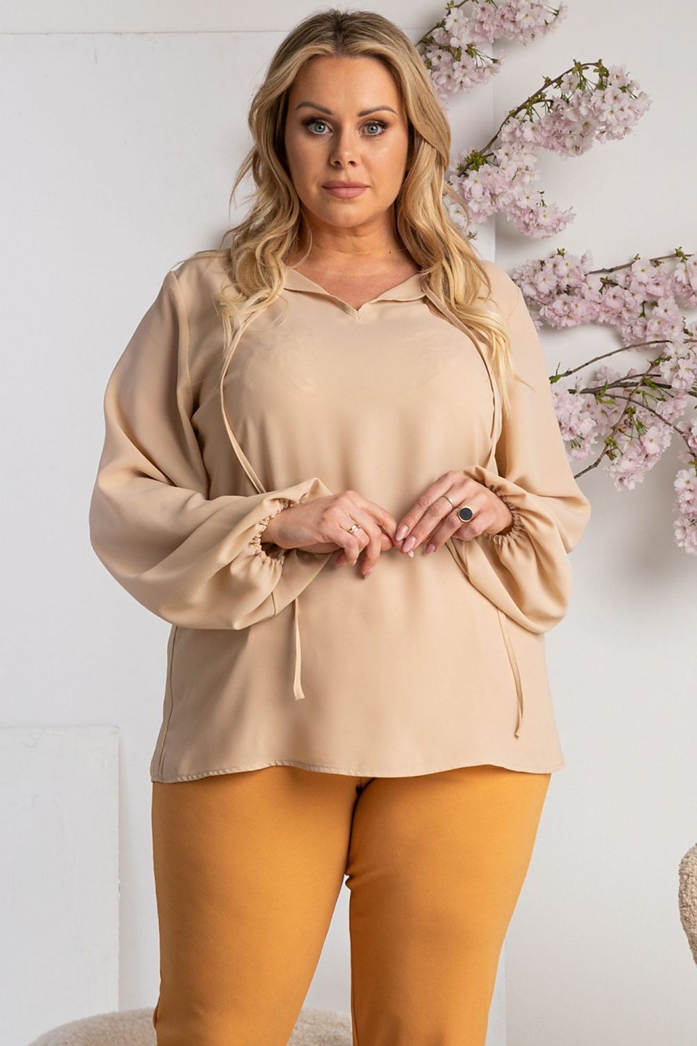 Plus Size Contrast Collar Blouse beige