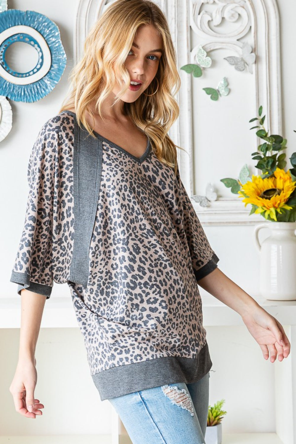 Leopard Print V-Neck T-Shirt with Short Sleeves